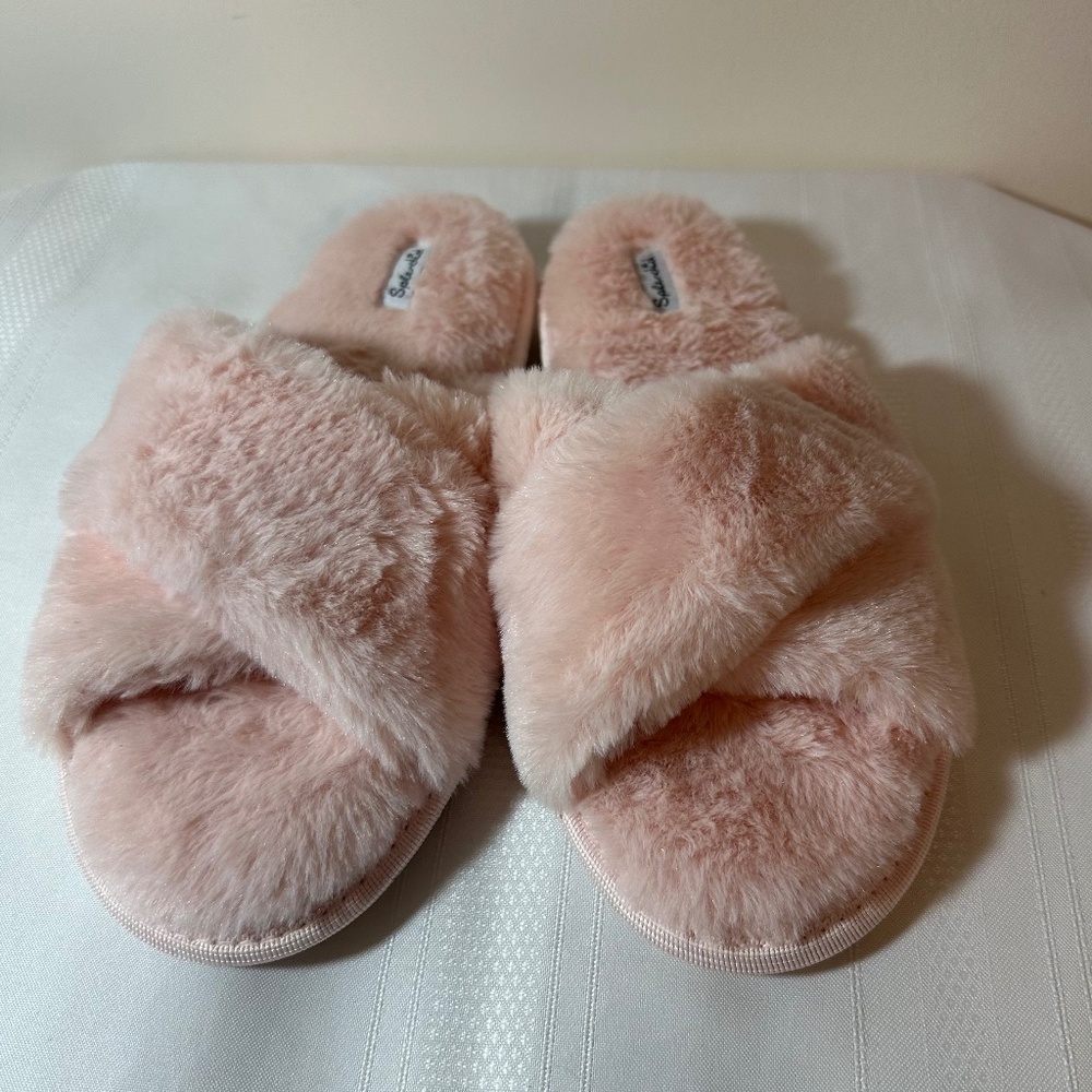 Splendid pink faux fur slippers